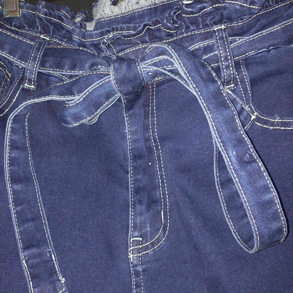 Super cute tie skinny jeans